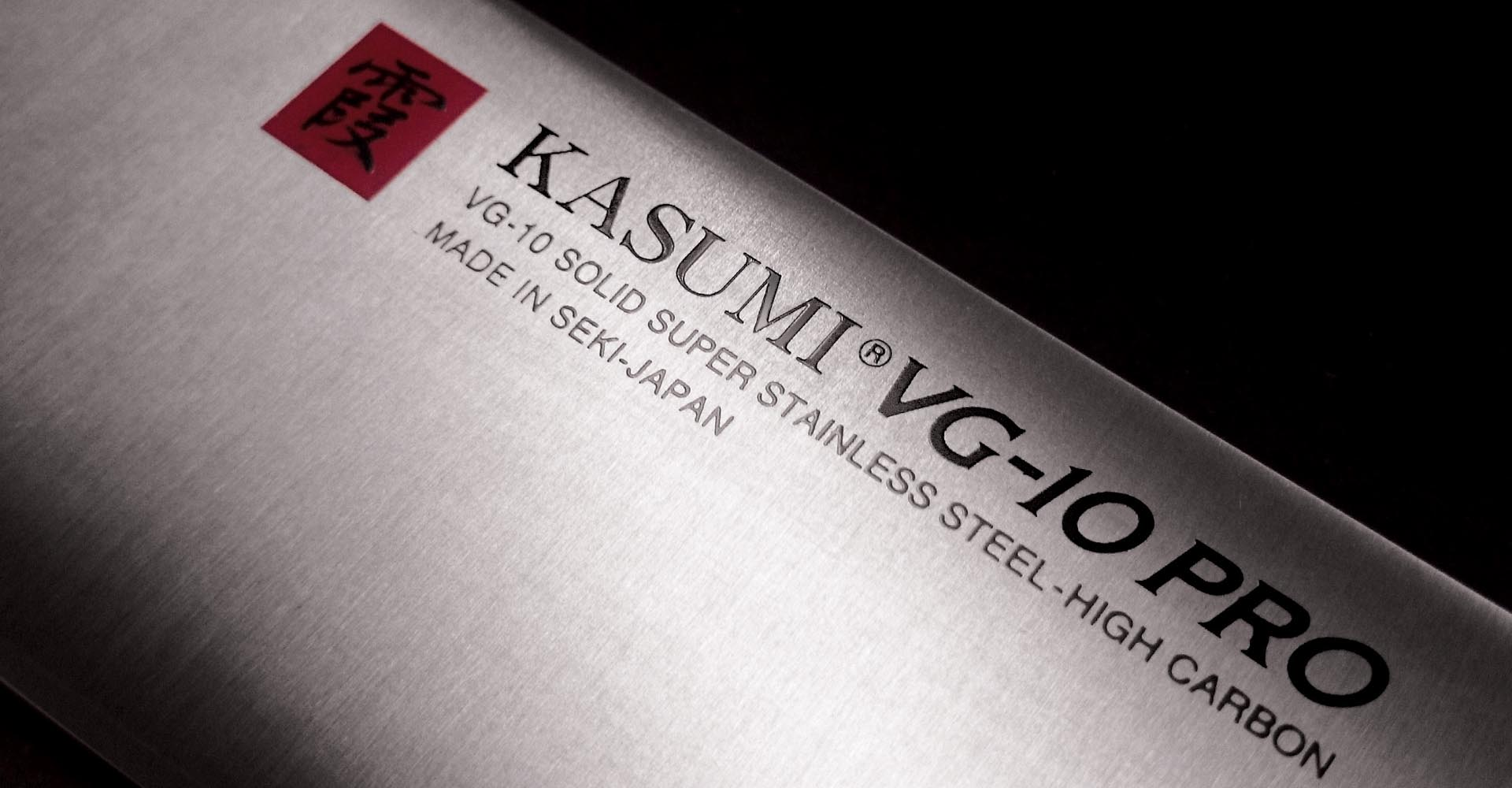 Detal ostrza noża Kasumi VG-10 Pro z widocznym logo. Bliska fotografia ostrza noża Kasumi VG-10 Pro z japońskim logo.