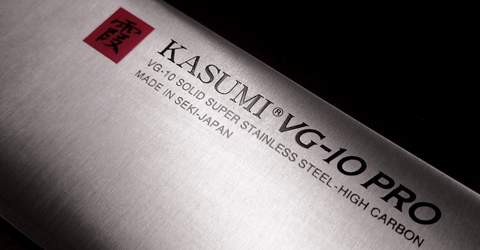 Bliska fotografia ostrza noża Kasumi VG-10 Pro z japońskim logo.