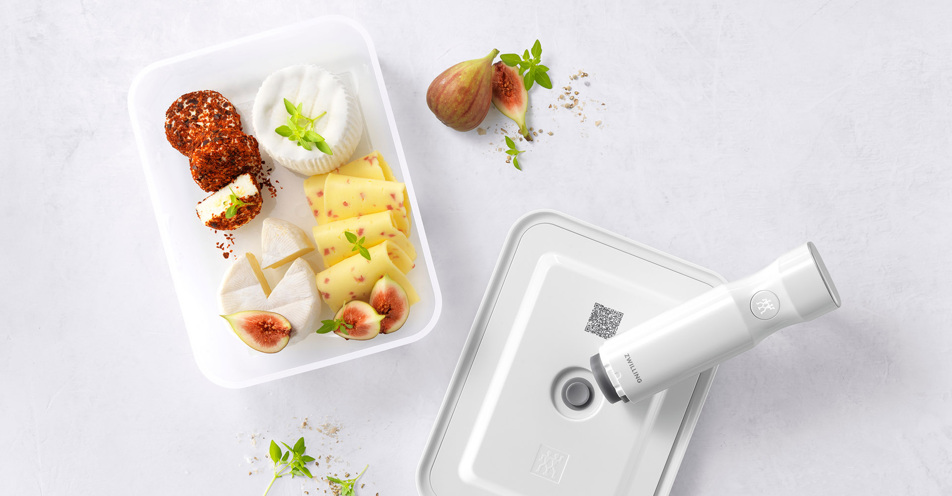 Próżniowe przechowywanie serów i fig w pojemniku Fresh & Save. Pojemnik próżniowy z serami i figami oraz pompka Fresh & Save w nowoczesnej kuchni.