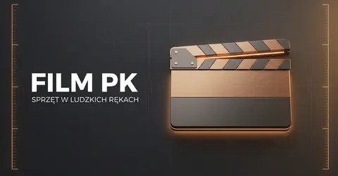 Klaps filmowy w kolorze miedzi na ciemnym tle z napisem "Film PK – sprzęt w ludzkich rękach"