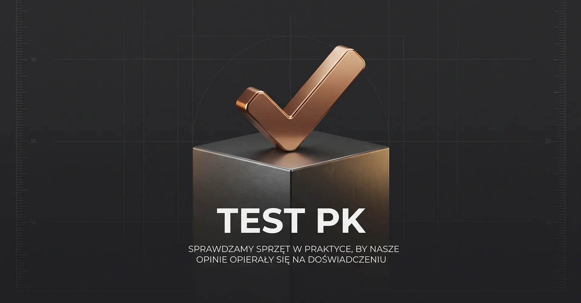 Nowoczesny znak akceptacji PK na tle testów sprzętu kuchennego w Prestizowej Kuchni Brązowy symbol jakości PK na metalowej kostce – testowanie sprzętu kuchennego Prestizowa Kuchnia