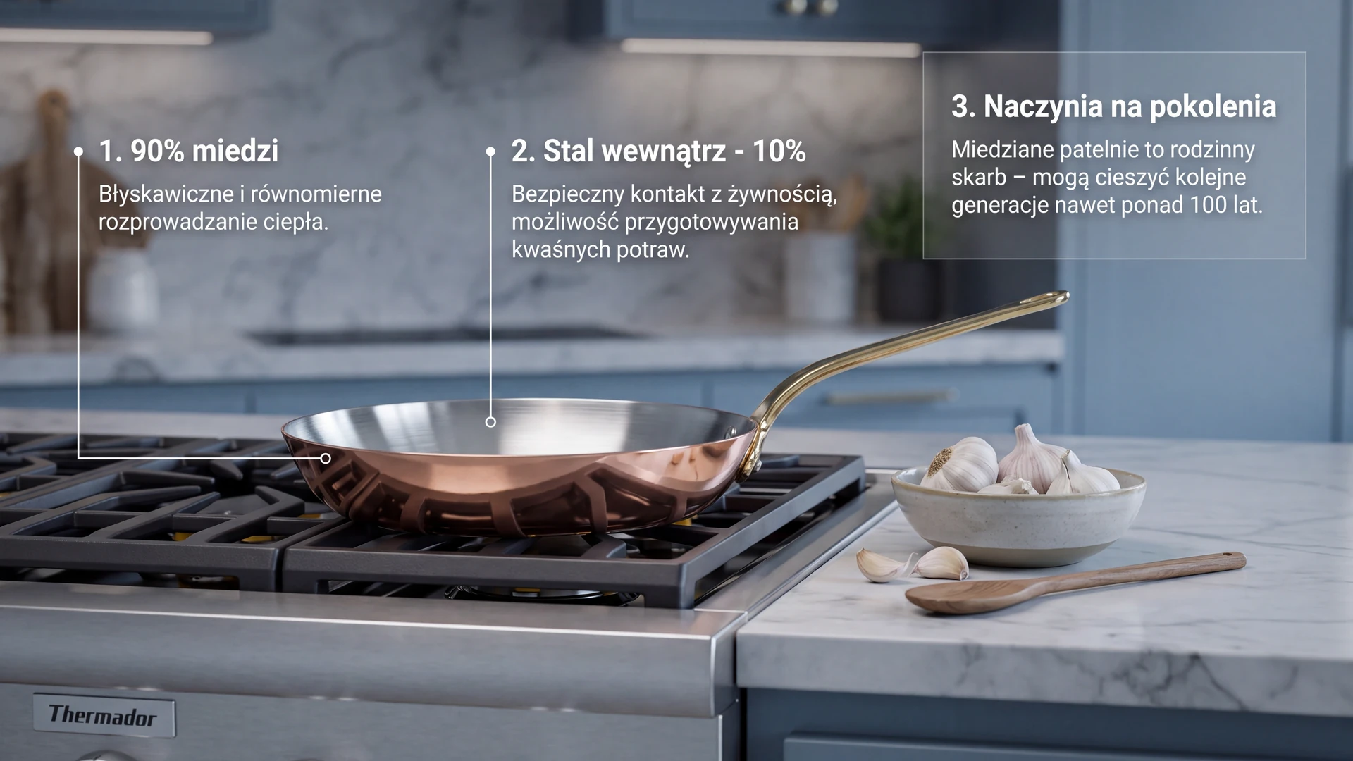 Miedziana patelnia ze stalowym wnętrzem na kuchence gazowej w stylowej kuchni, opisane zalety materiałów