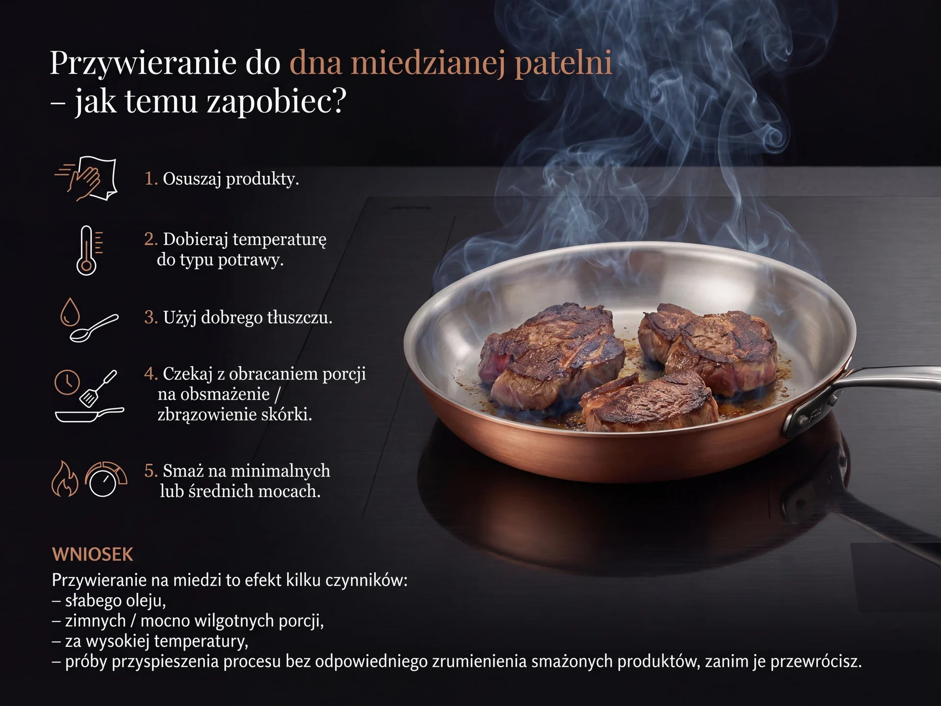 Smażenie mięsa na patelni miedzianej – porady, jak uniknąć przywierania składników. Steki smażone na miedzianej patelni z widocznym dymem, infografika o zapobieganiu przywieraniu.