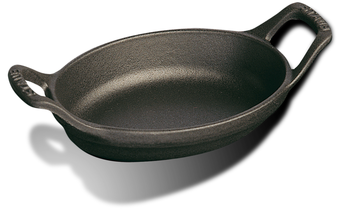 Żeliwna patelnia do zapiekania i serwowania Staub, 28 cm, czarna, nieprzywierająca powierzchnia.