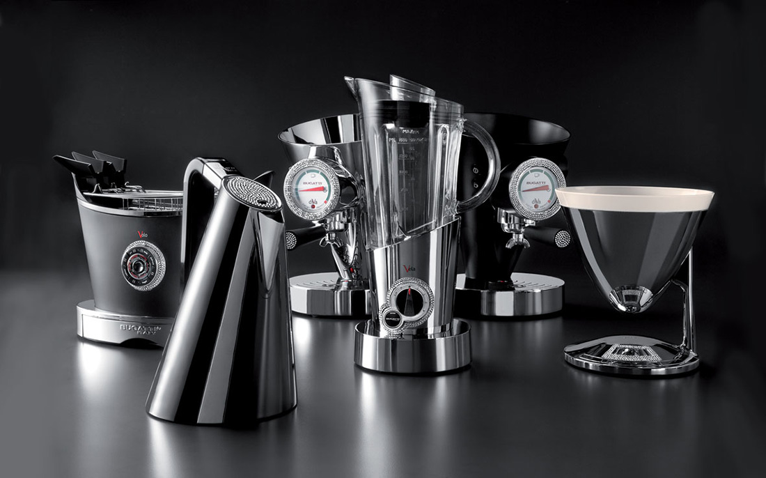 Ekskluzywny blender Vela Bugatti z kryształami na eleganckim tle. Chromowany blender Vela Bugatti z kryształami Swarovskiego na tle innych urządzeń.