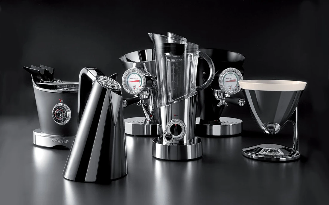 Stylowy blender Vela Bugatti z kryształami Swarovskiego w otoczeniu luksusowych urządzeń kuchennych. Wrzosowy blender Bugatti Vela z kryształami Swarovskiego na tle eleganckich akcesoriów kuchennych.