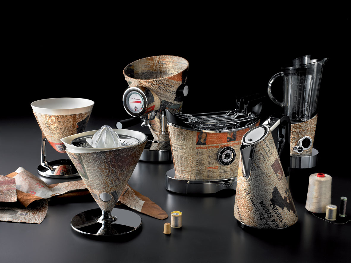 Stylowy blender Vela z włoskiej skóry, wzór gazety, Bugatti Włoski blender Vela w skórze z motywem gazety, elegancki design Bugatti