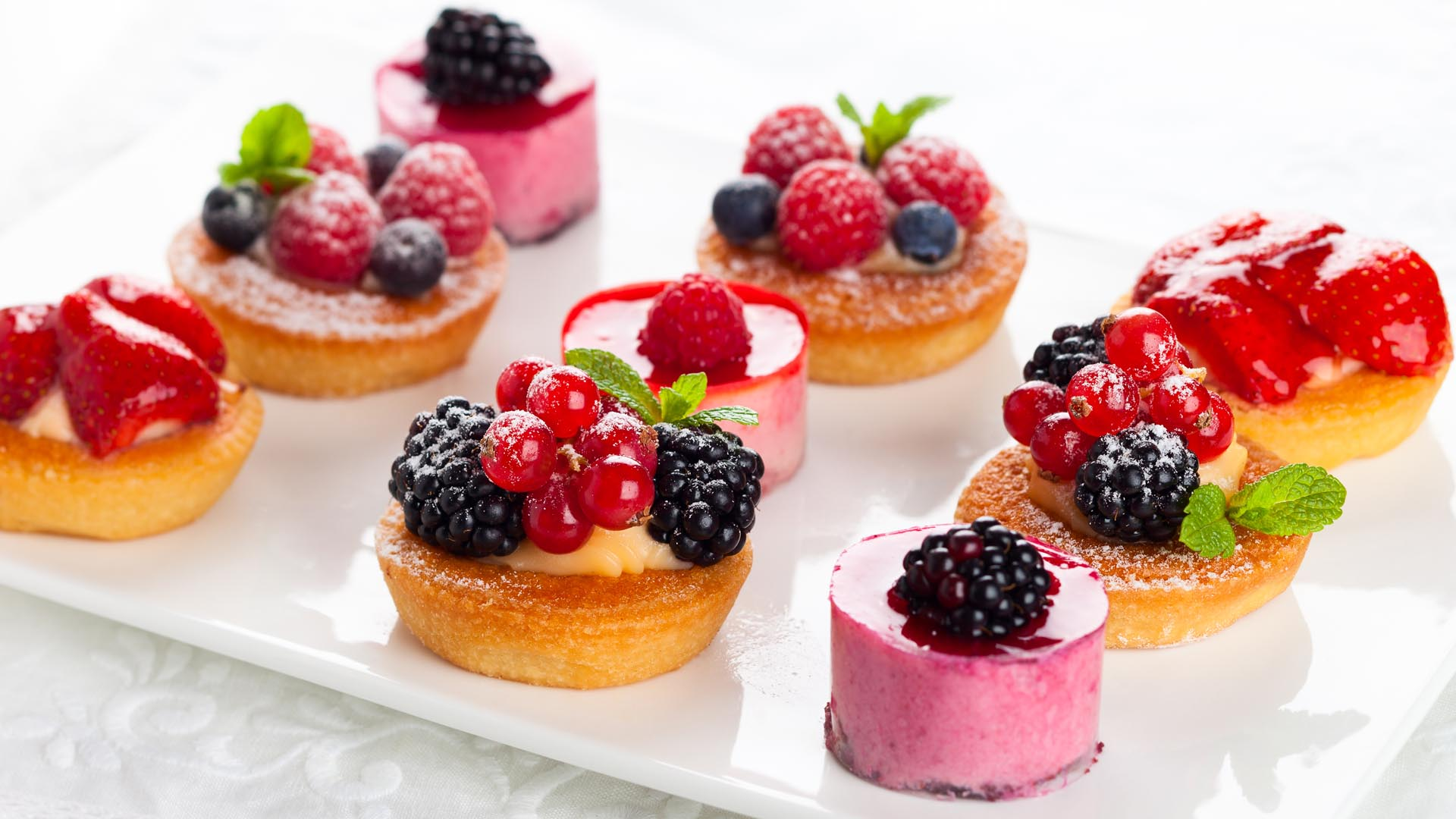 Chromowana waga kuchenna Uma z kryształami Swarovskiego na eleganckim tle.