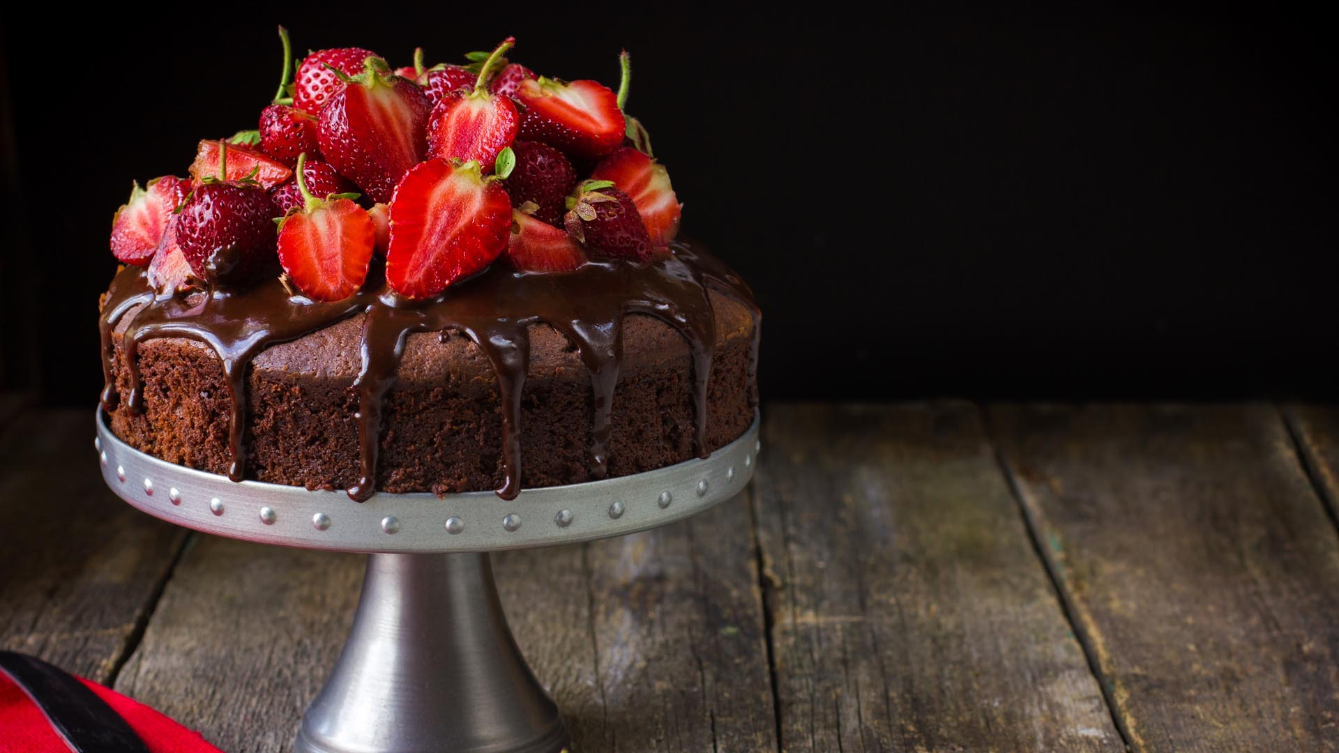 Zielona waga kuchenna Uma z kryształami Swarovskiego na drewnianym tle.