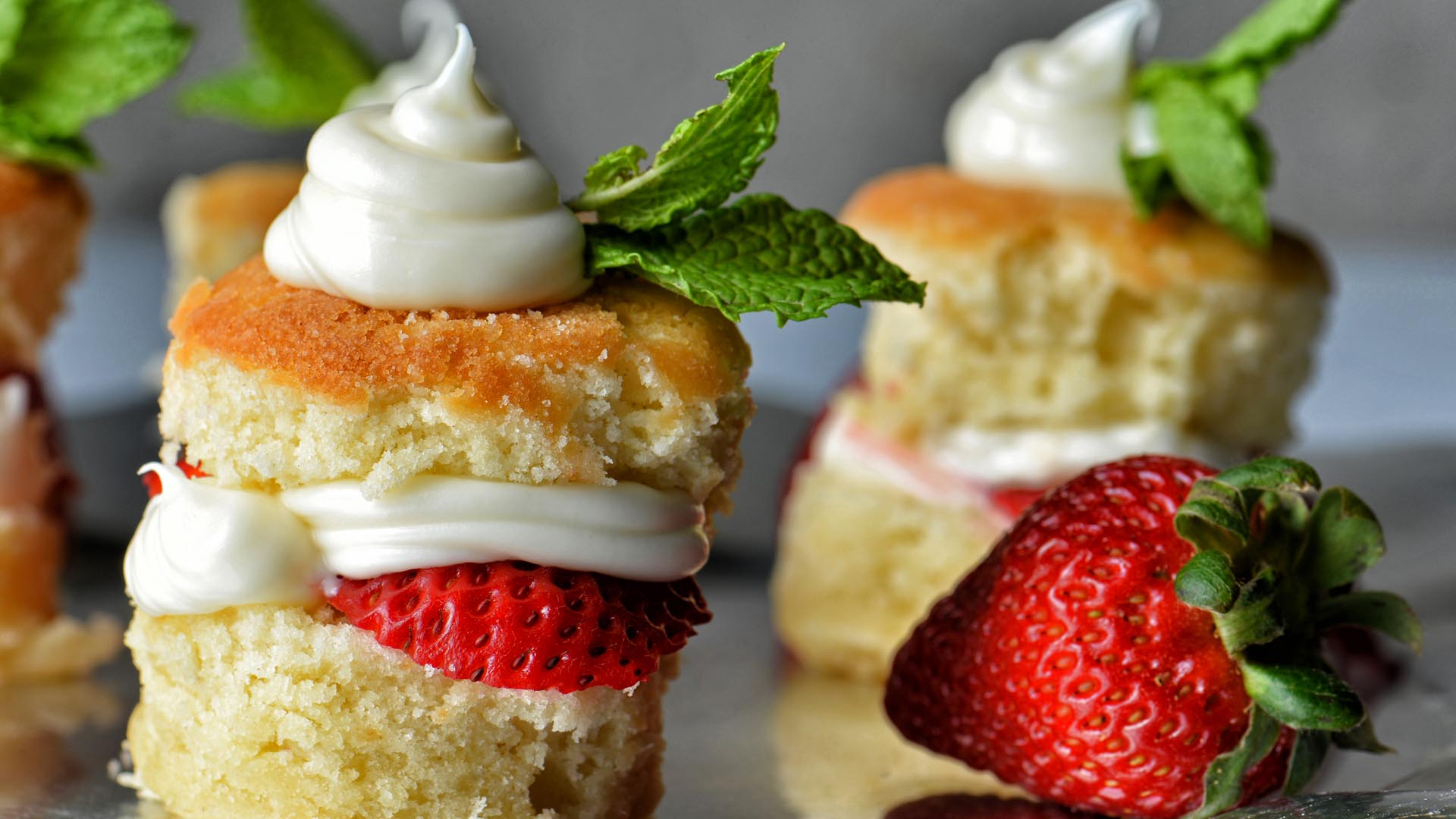 Pomarańczowa waga kuchenna Uma z kryształami Swarovskiego i muffiny z truskawkami.