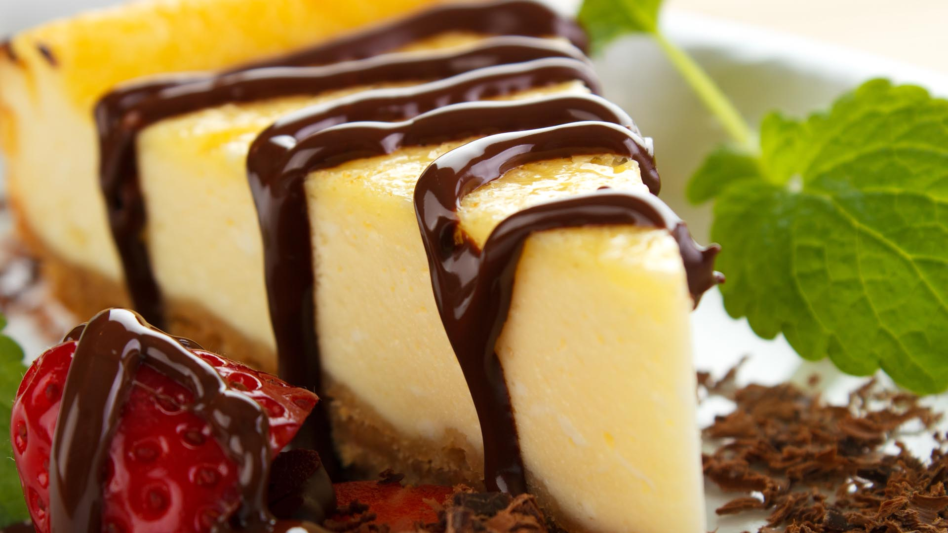 Żółta waga kuchenna Uma, ozdobiona kryształami Swarovskiego, marki Bugatti