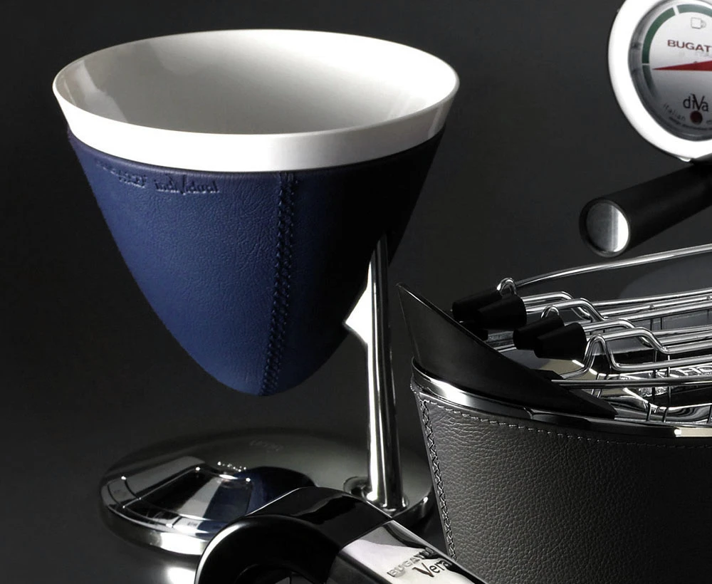 Włoska waga kuchenna Uma z granatową skórą Bugatti, elegancki design.