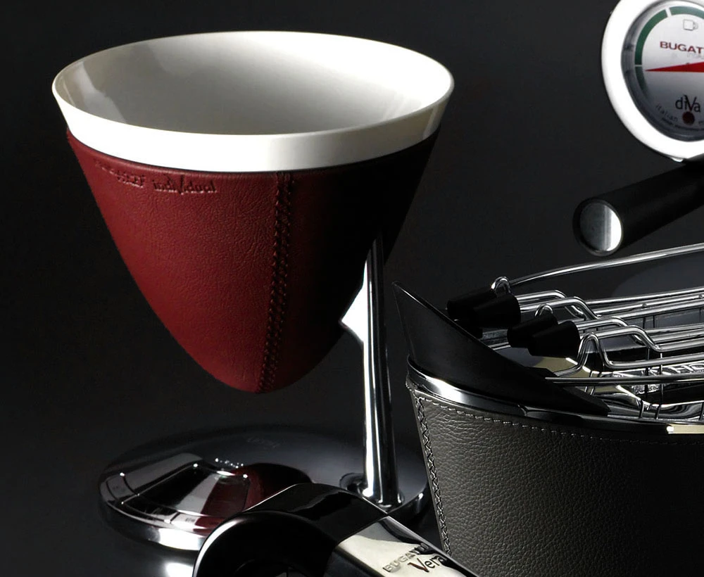 Włoska waga kuchenna Uma z bordową skórą Bugatti na ciemnym tle