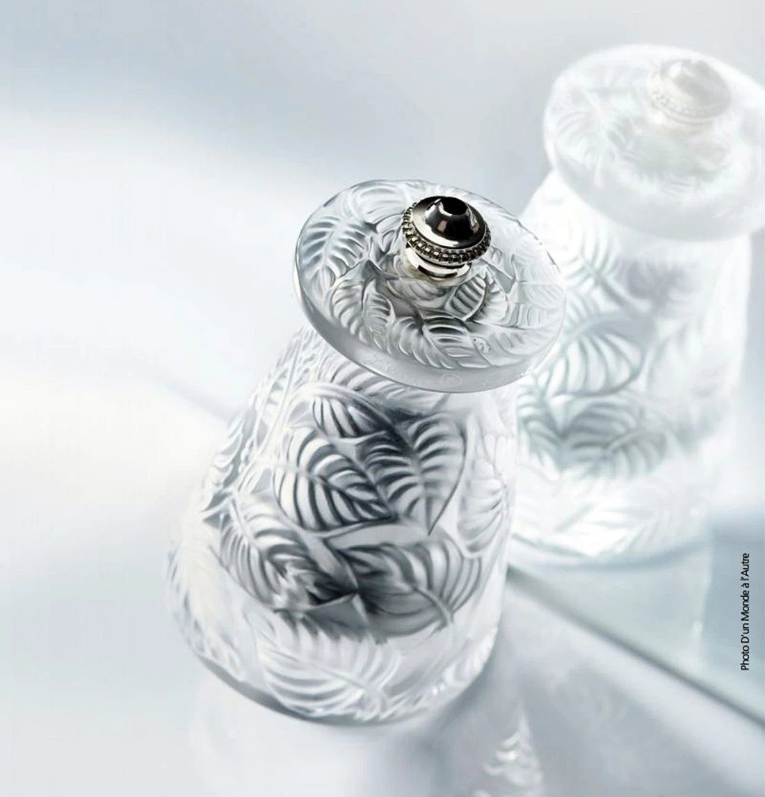 Kryształowy młynek do soli René Lalique z motywem liści, design z 1924 roku.