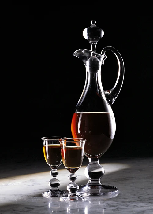 Luksusowe kieliszki do porto i sherry Holmegaard na eleganckim tle