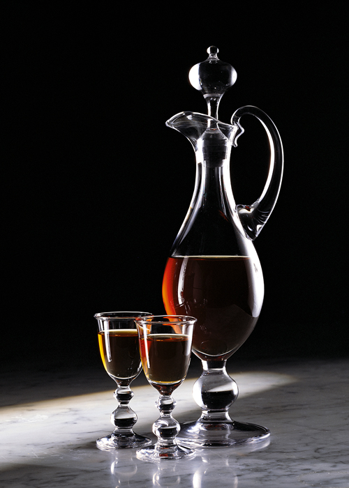 Stylowe kieliszki do porto i sherry, dmuchane szkło od Holmegaard Luksusowe kieliszki do porto i sherry Holmegaard na eleganckim tle