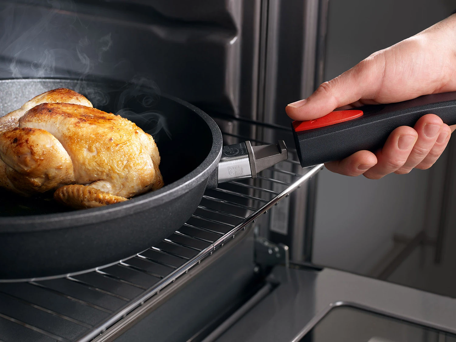 Wok z powłoką tytanową i odpinanym uchwytem w piekarniku, pieczenie kurczaka.
