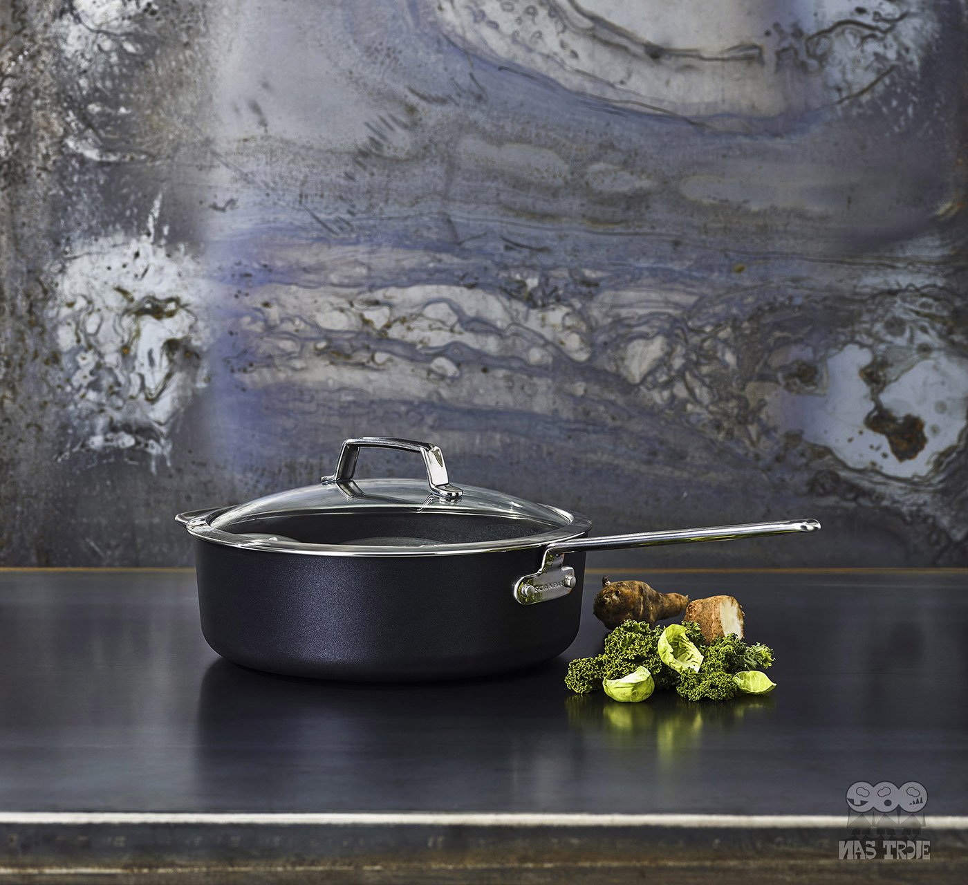 Patelnia szefa kuchni TechnIQ 30 cm z pokrywką na eleganckim tle. Tytanowo-ceramiczna patelnia Scanpan z przezroczystą pokrywką na tle marmurowej ściany.