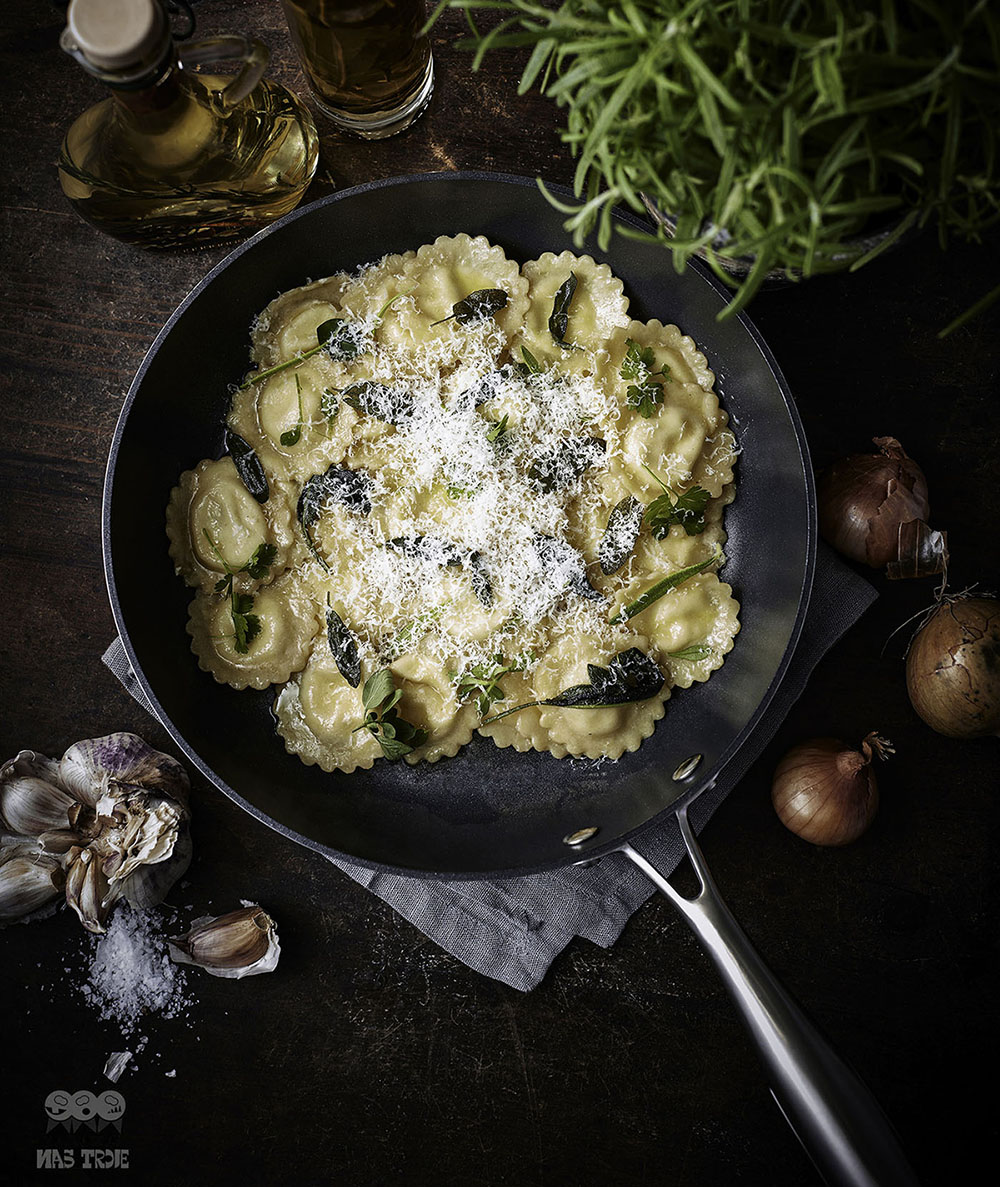 Patelnia Scanpan Ø 32 cm z pysznym daniem na stole Tytanowo-ceramiczna patelnia Scanpan z ravioli i serem