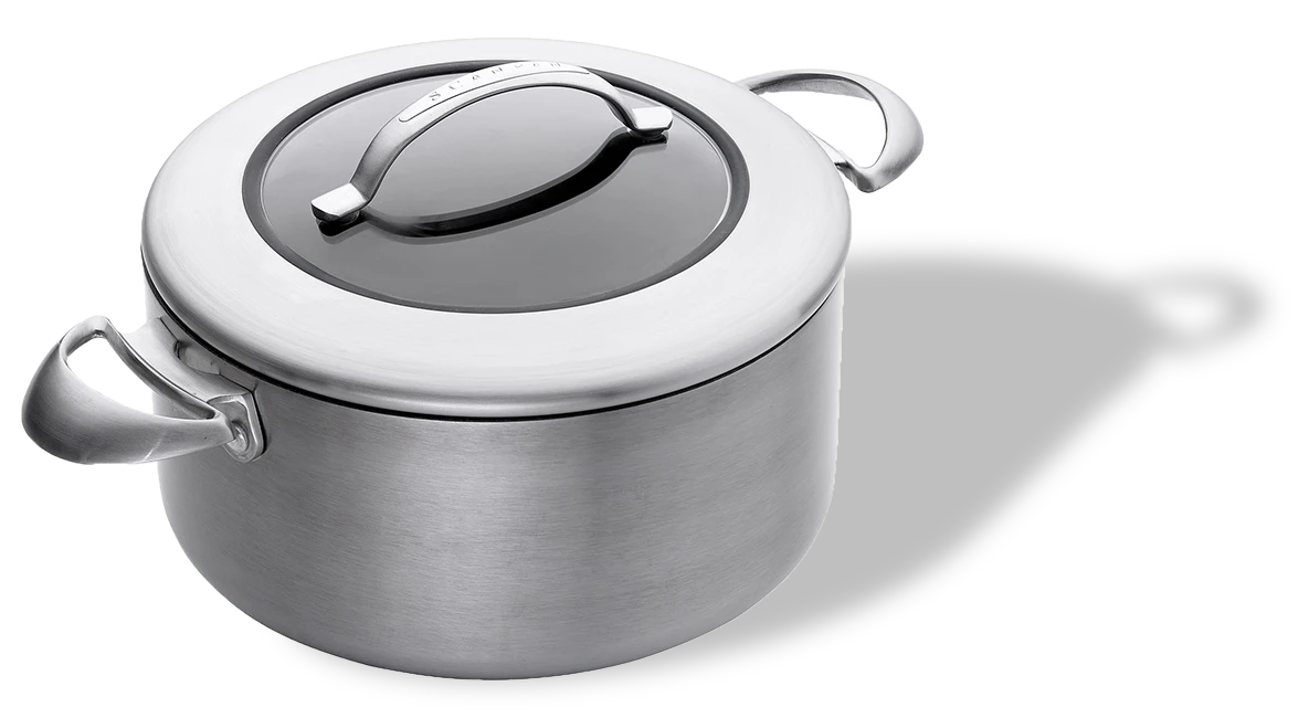 Garnek Scanpan 6,5L z tytanowo-ceramiczną powłoką i pokrywą, Ø 26 cm, elegancki design.