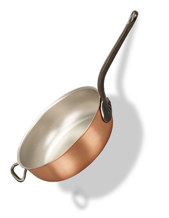 Ręcznie wykonana miedziana patelnia sauté z żeliwnym uchwytem, 28 cm, widok z boku