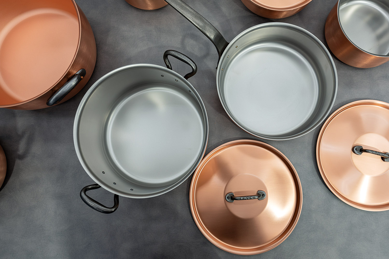 Ekskluzywne miedziane garnki z żeliwnymi rączkami, pojemność 4,65 litra. Ręcznie robione miedziane rondle z żeliwnymi uchwytami, idealne do gotowania w kuchni.