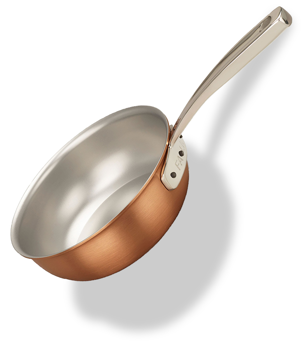 Miedziana patelnia sauté Falk o średnicy 20 cm, ręcznie wykonana, widok z boku.