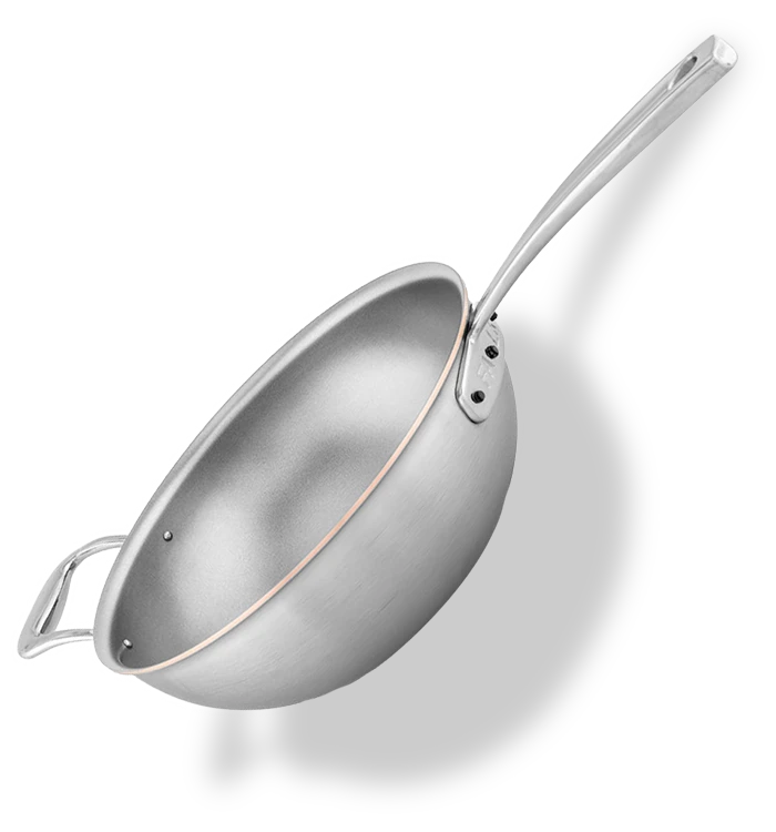 Ręcznie wykonany stalowo-miedziany wok o pojemności 4,5 litra i średnicy 28 cm marki Falk.