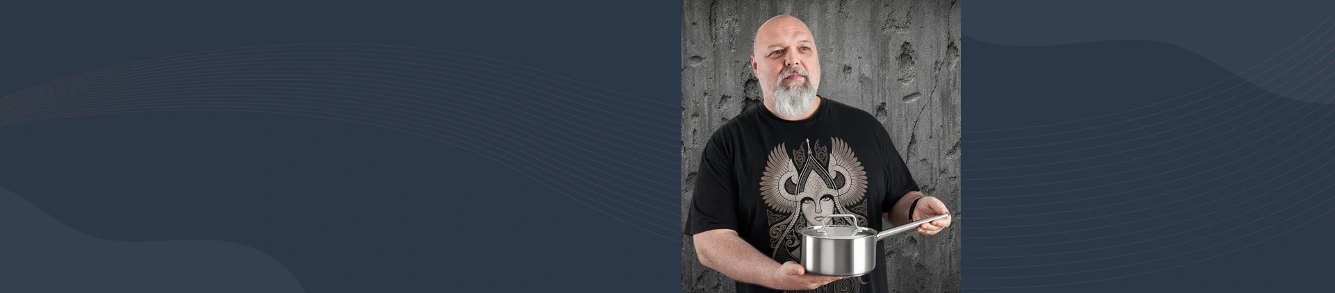 Mężczyzna prezentuje rondel Apollo Demeyere ze stali Silvinox o pojemności 4 litry z pokrywką