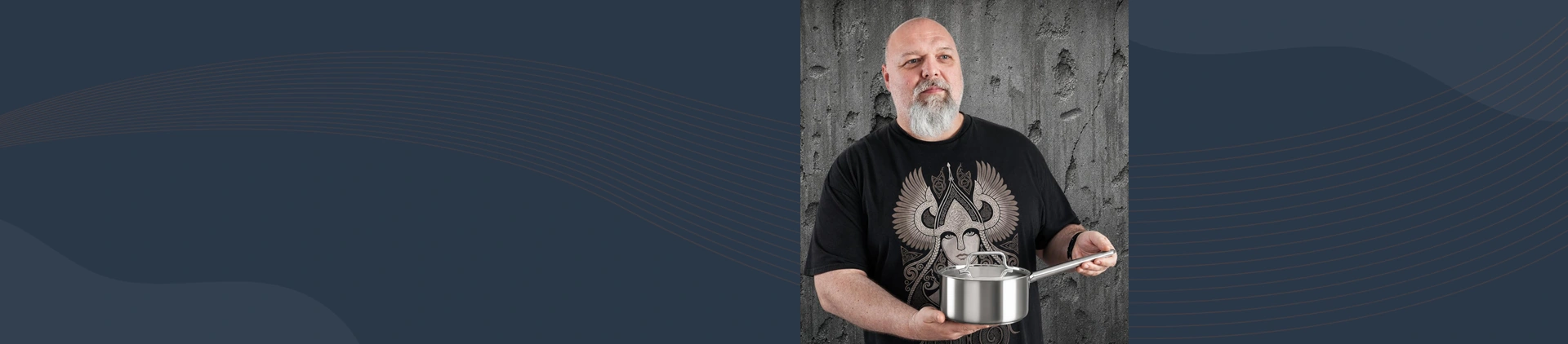 Mężczyzna prezentuje rondel Apollo Demeyere ze stali Silvinox o pojemności 4 litry z pokrywką