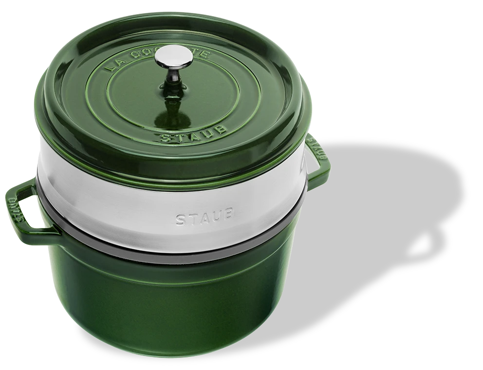 Zielony żeliwny garnek Staub z wkładem do gotowania na parze, pojemność 5,2 l, średnica 26 cm.