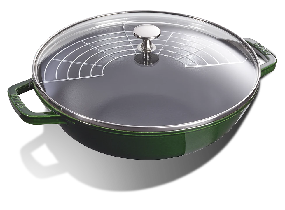Zielony wok żeliwny Basil Green z pokrywką, nieprzywierająca glazura, pojemność 4,4 l, średnica 30 cm.