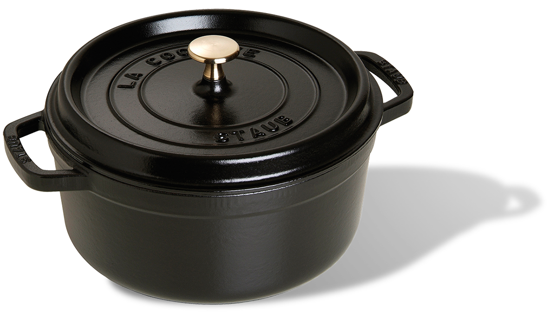Czarny żeliwny garnek Staub z pokrywką, pojemność 2,6 l, średnica 22 cm.