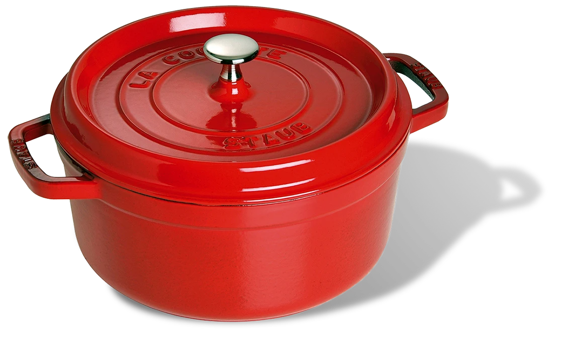 Czerwony żeliwny garnek Staub z pokrywką, o pojemności 1,7 l i średnicy 18 cm.