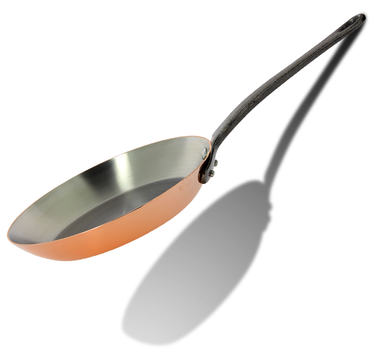 Miedziana patelnia De Buyer Ø 28 cm z żeliwnym uchwytem na białym tle.