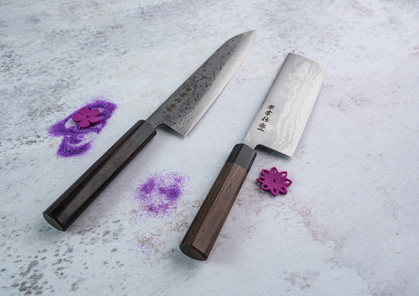 Nóż Santoku 16,5 cm z japońskim wzorem i drewnianą rękojeścią. Japoński nóż Santoku z 11-warstwowej stali Aogami 2, rękojeść z drewna, obok dekoracje.