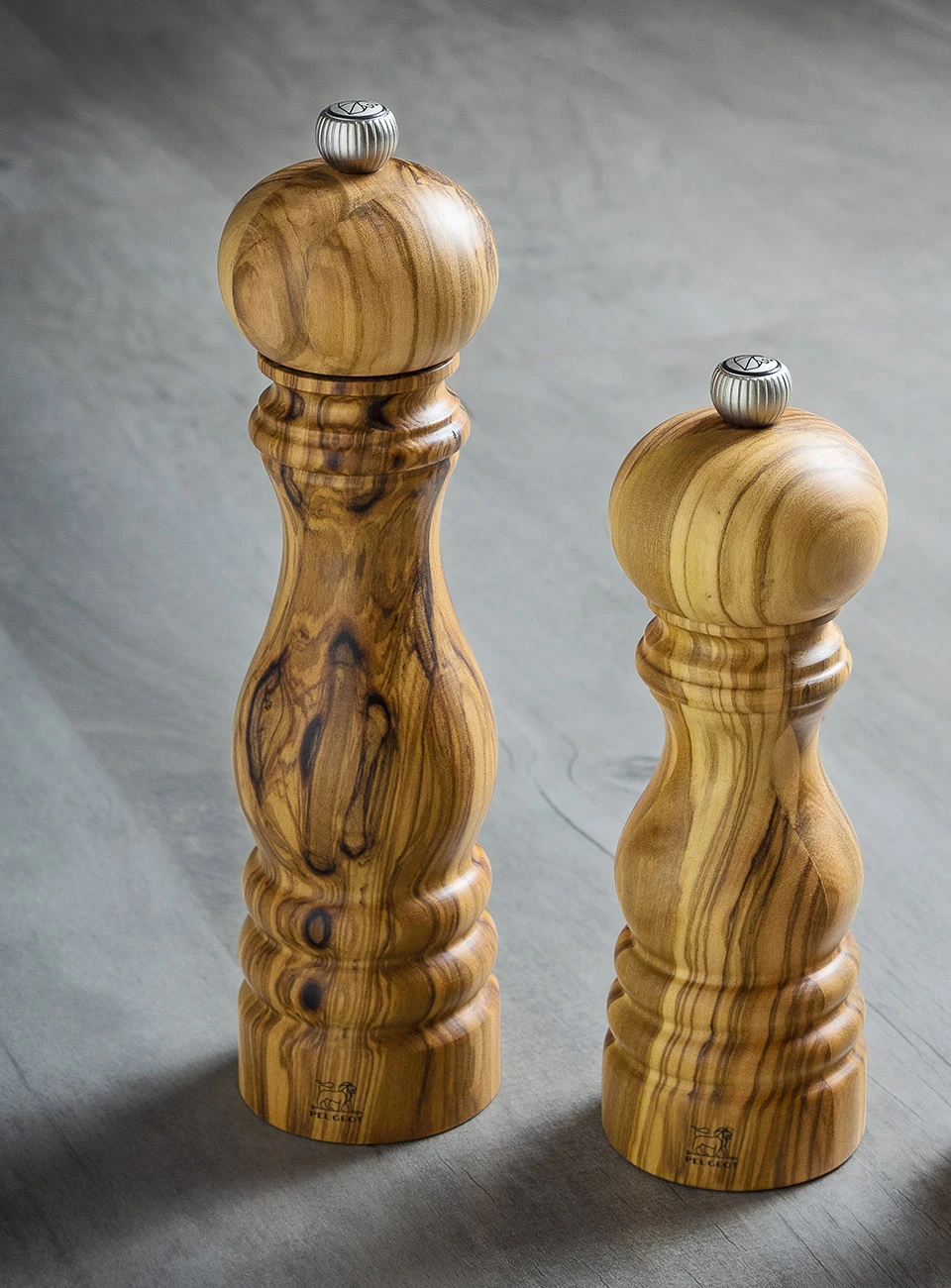 Drewniane młynki do przypraw z oliwnego drewna, 22 cm, elegancki design, marka Peugeot.