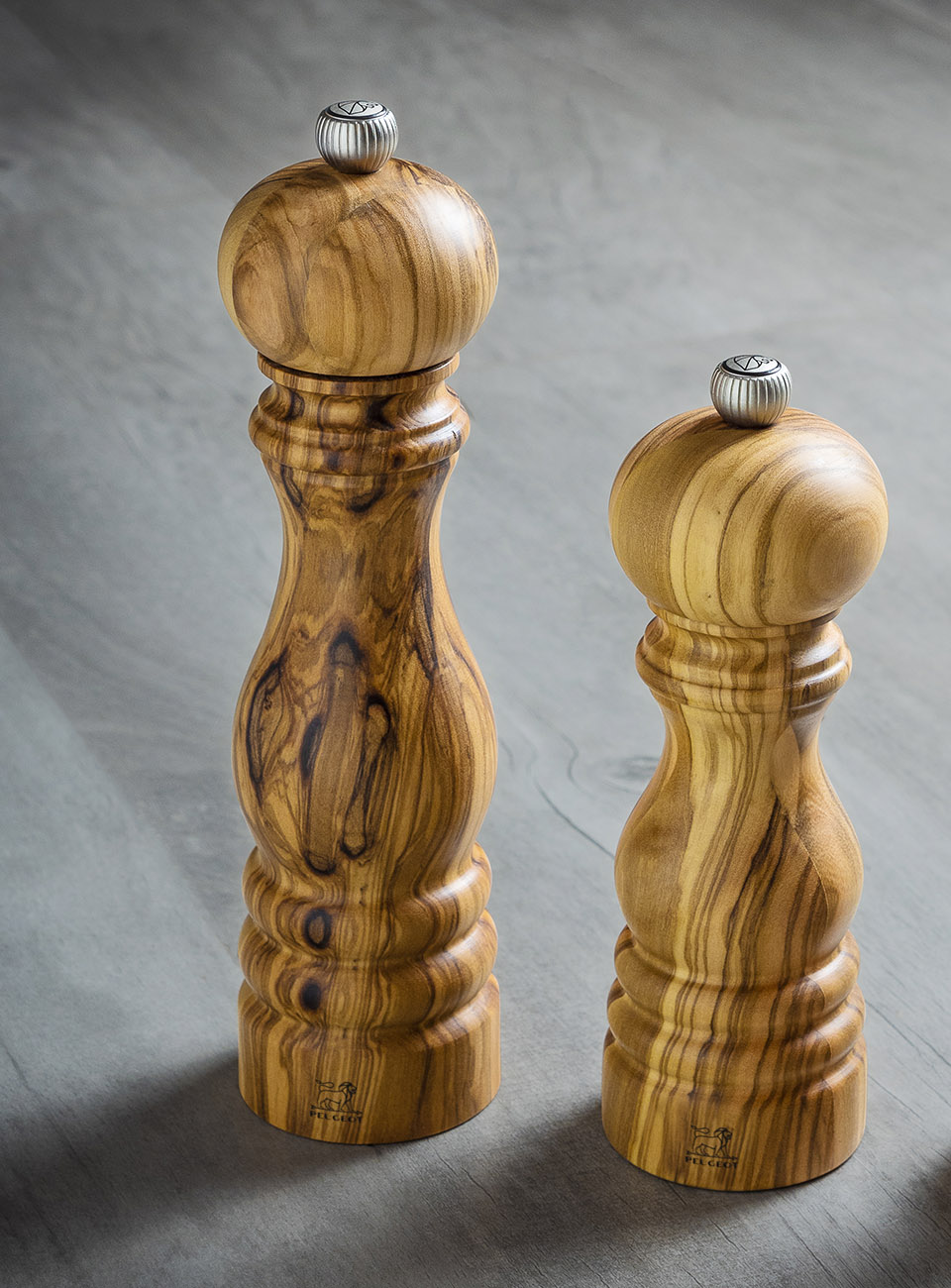 Francuskie młynki Peugeot z drewna oliwnego, 22 cm, stylowy zestaw do przypraw. Drewniane młynki do przypraw z oliwnego drewna, 22 cm, elegancki design, marka Peugeot.