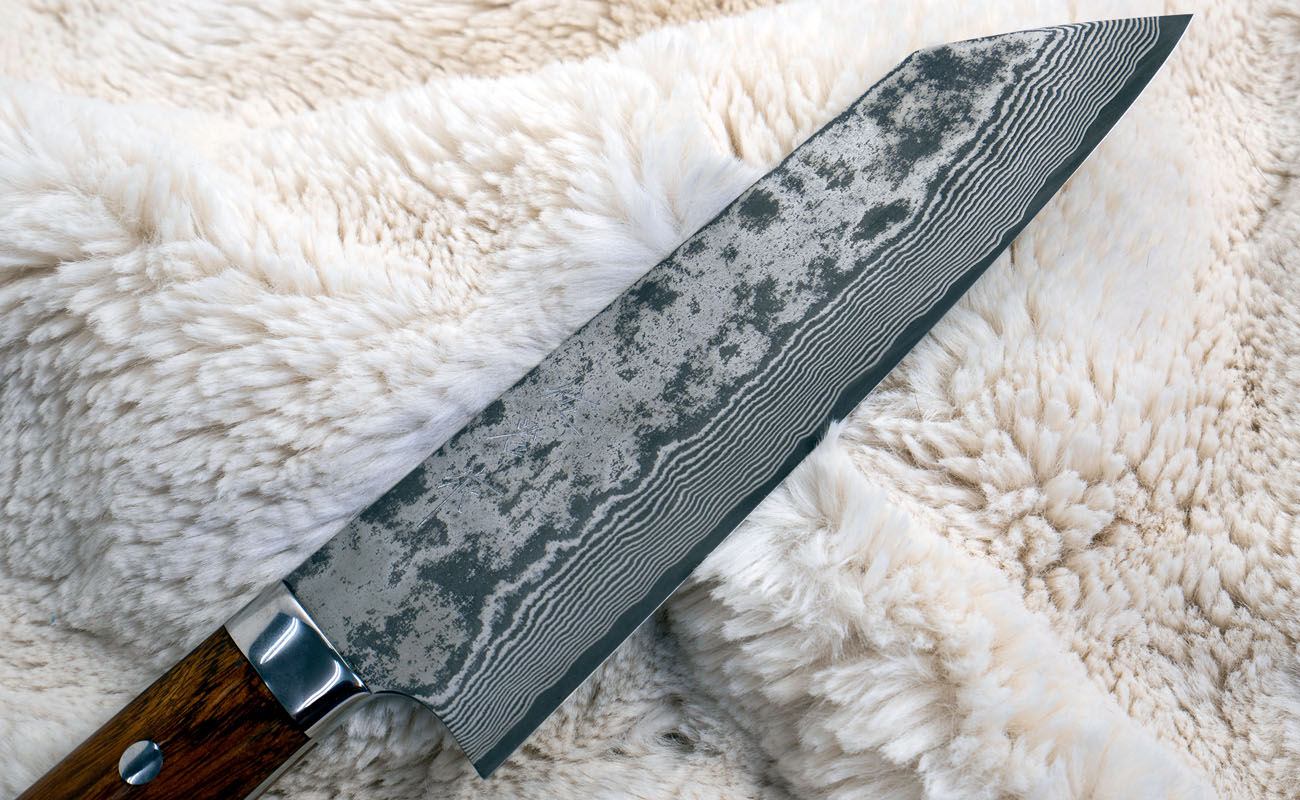 Mistrzowski nóż Takeshi Saji z 61-warstwowej stali VG-10 na puszystym tle. Ręcznie kuty nóż Banno-Bunka 17 cm, stal VG-10 na tle miękkiego materiału.