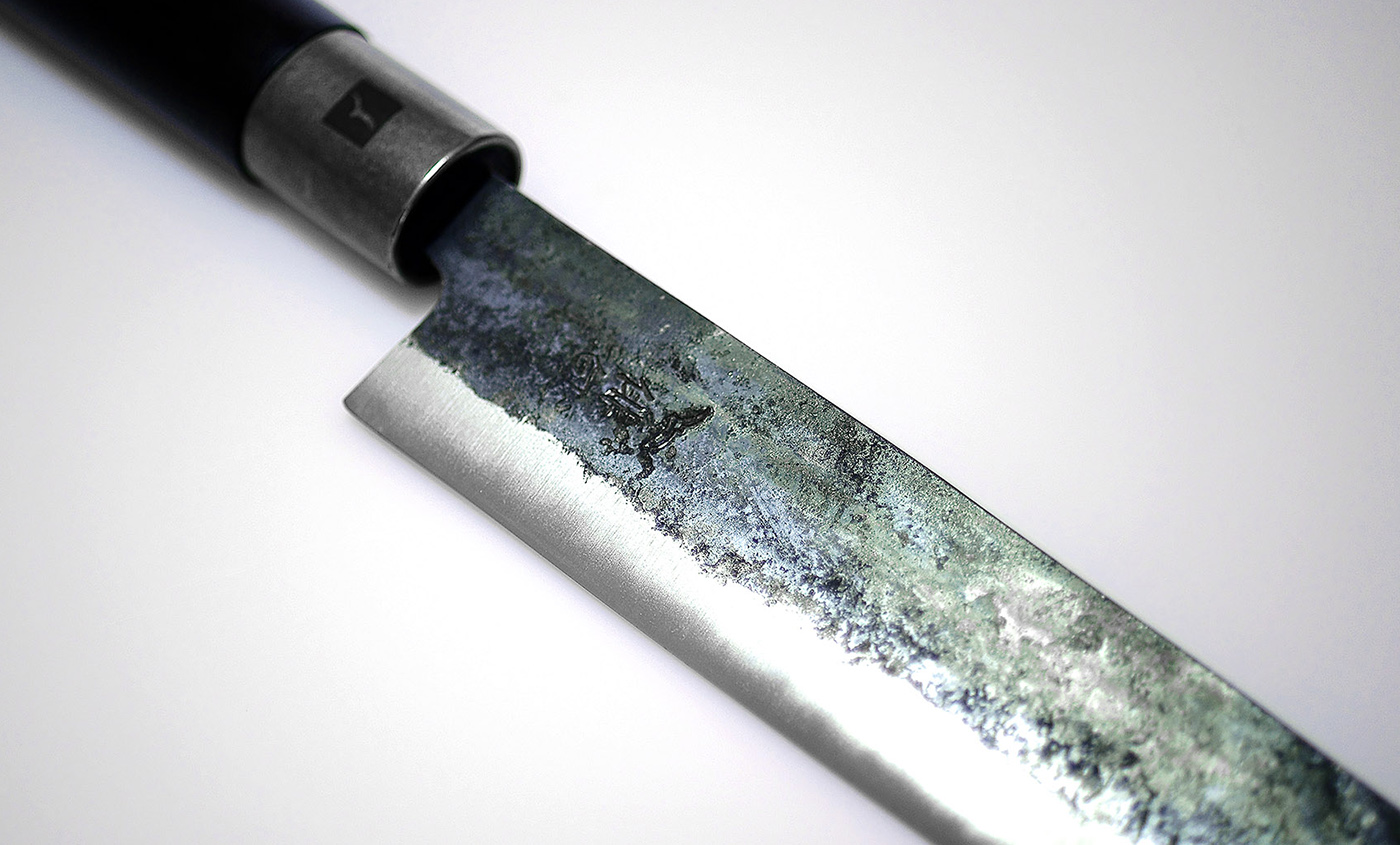 Detal mistrzowskiego noża Gyuto Kurouchi Tosa, ostrze 21 cm, Haiku. Japoński nóż kuchenny Gyuto Kurouchi Tosa, ostrze 21 cm, detal rękojeści i klingi.