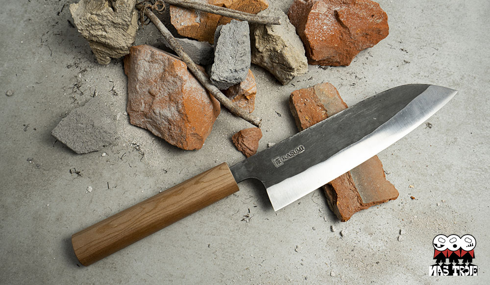 Mistrzowski nóż Ko-Yanagi 15 cm z ręcznie kutą klingą Tradycyjny nóż Ko-Yanagi 15 cm na tle cegieł i gruzu