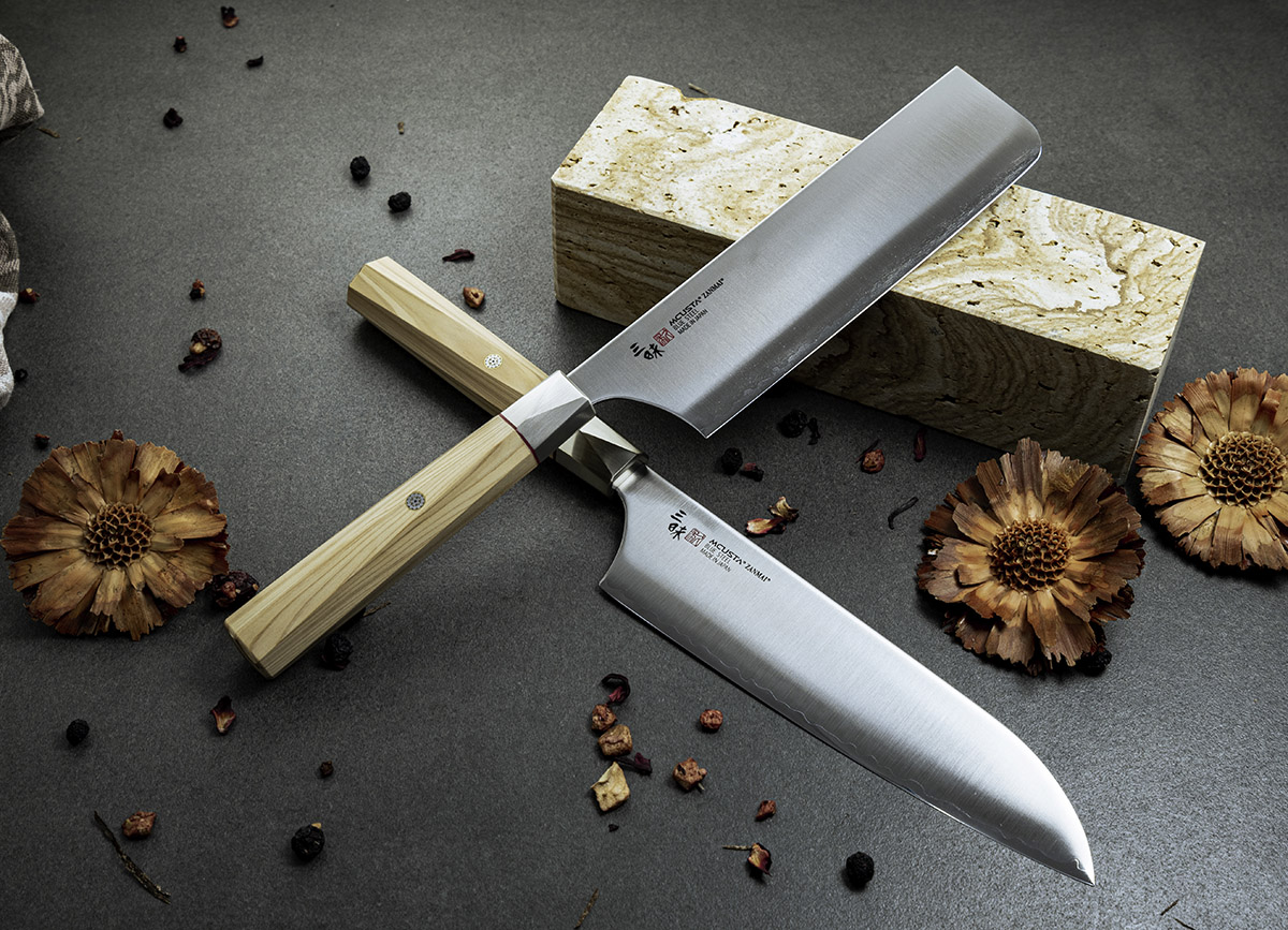 Mcusta Zanmai - nóż Bunka 18 cm z japońskiej stali Aogami Super. Japoński nóż Bunka, stal Aogami Super, 18 cm, Mcusta Zanmai na tle dekoracyjnym.