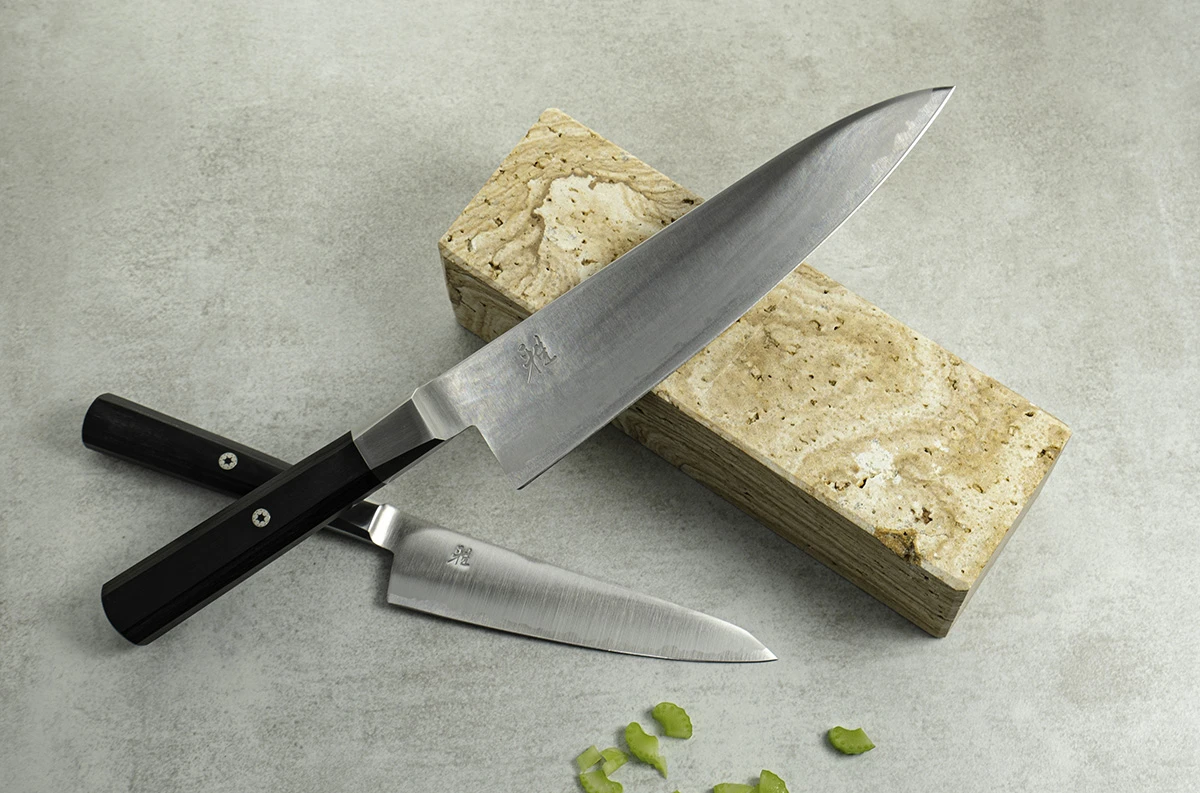 Japoński nóż Sujihiki 24 cm Miyabi na kamieniu szlifierskim