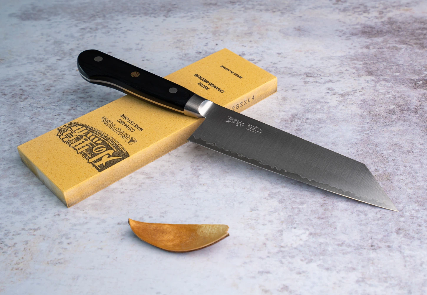 Japoński nóż Bunka SG2 na kamieniu ostrzącym, 16,5 cm, Suncraft, elegancka stylistyka