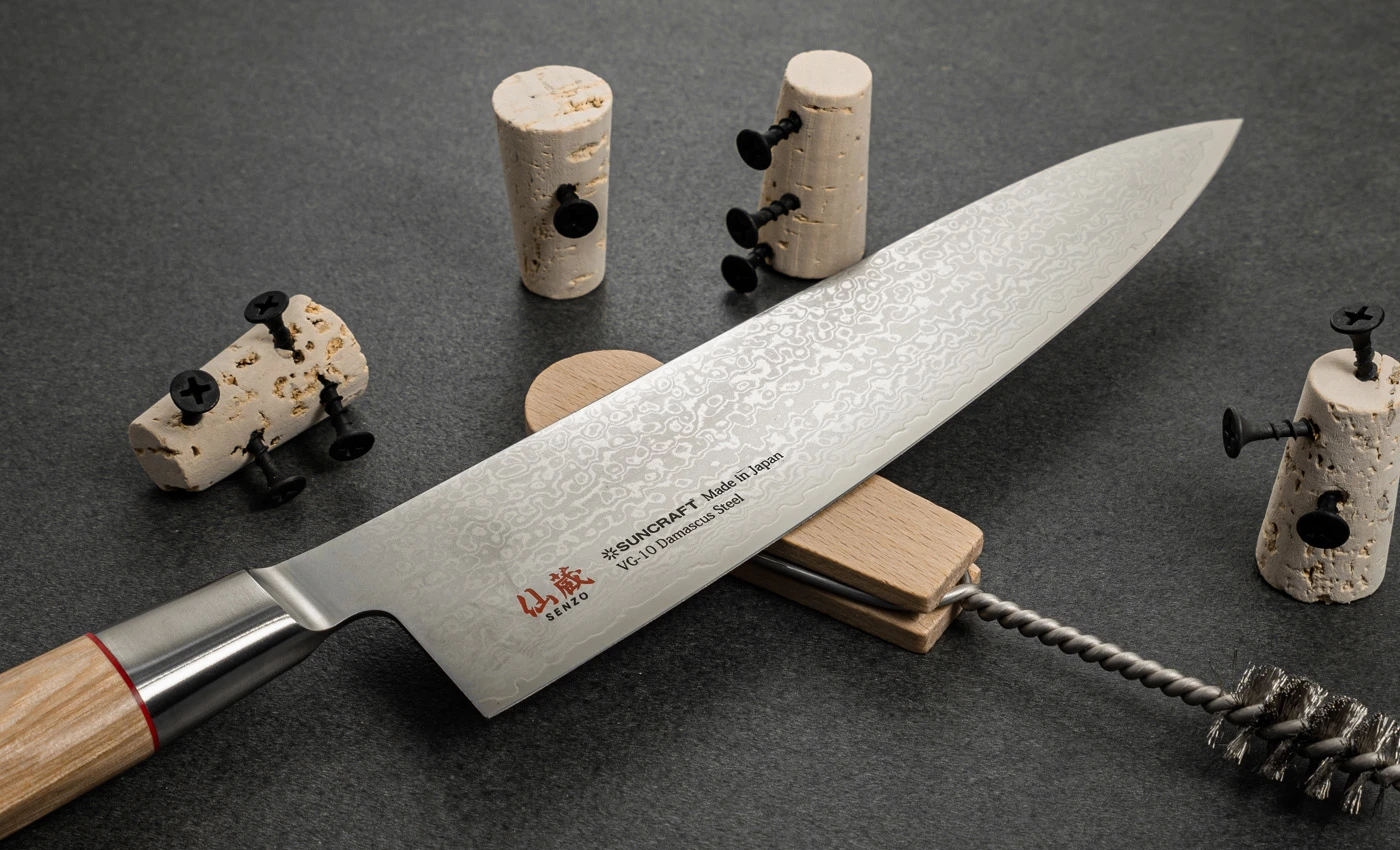 Japoński nóż Santoku Senzo z 33-warstwowej stali damasceńskiej na ciemnym tle