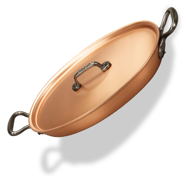 Miedziana patelnia z pokrywką i żeliwnymi uchwytami, Ø 32 cm, idealna na indukcję.