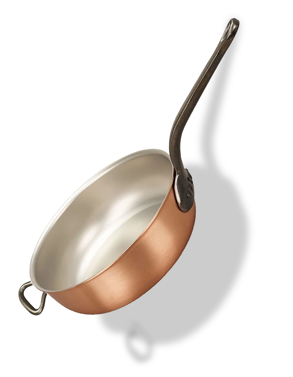 Miedziana patelnia sauté na indukcję z żeliwnymi uchwytami, Ø 28 cm, marki Falk.