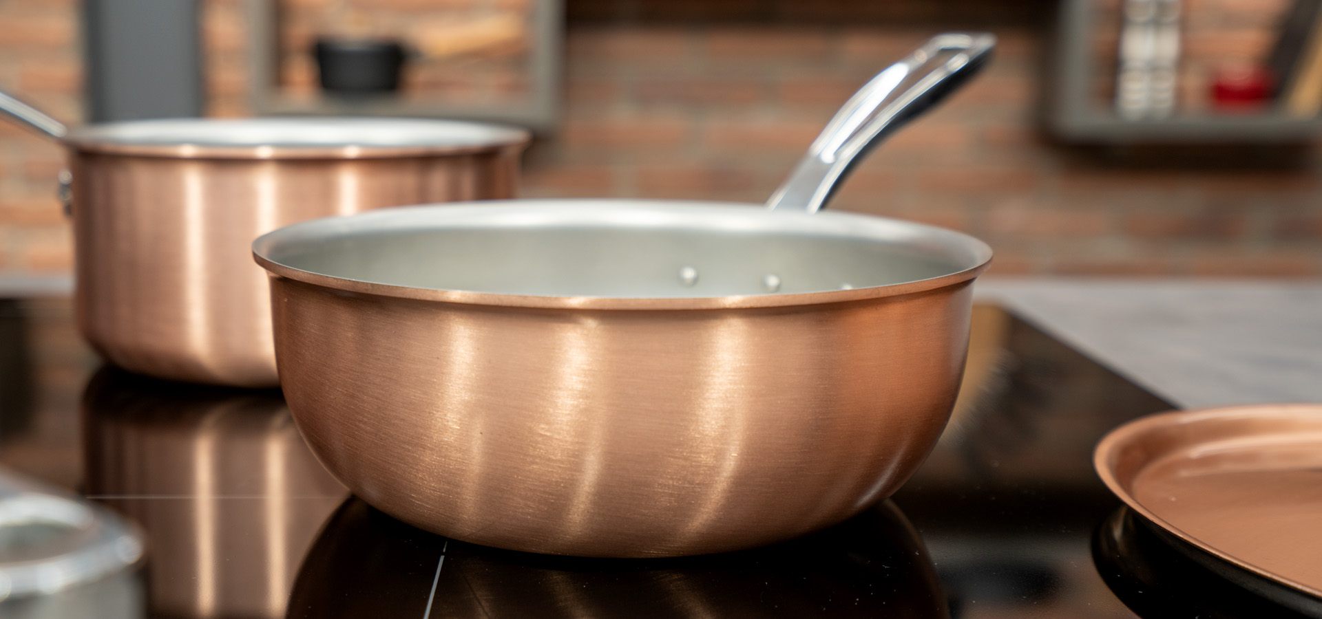 Miedziana patelnia sauté z pokrywką na indukcję, elegancka i funkcjonalna, Ø 20 cm.