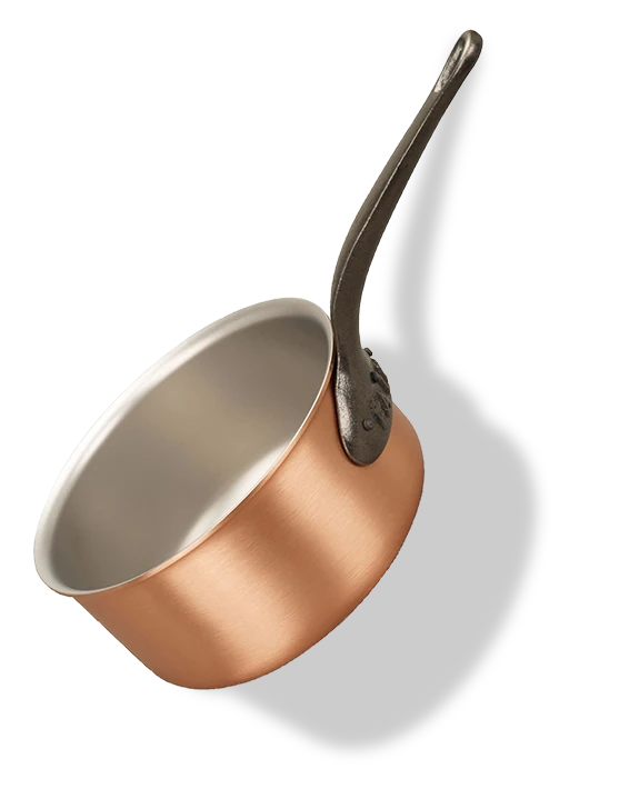 Miedziany rondel indukcyjny z żeliwnym uchwytem, pojemność 2 litry, średnica 18 cm, marki Falk.