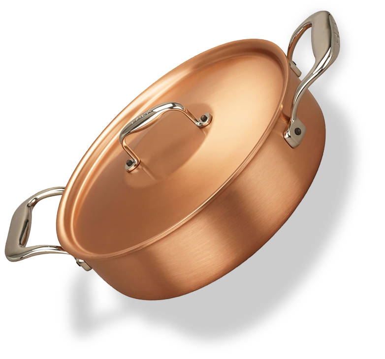 Miedziany garnek z pokrywką i stalowymi uchwytami, 24 cm, kompatybilny z indukcją.